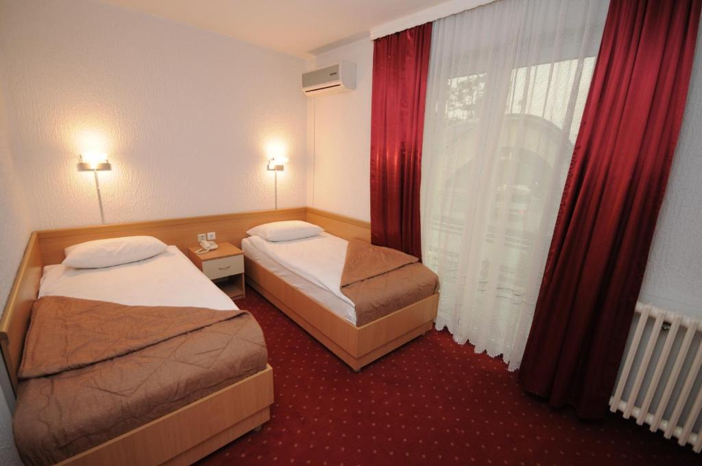 Golden Card Motel Banja Luka Phòng bức ảnh